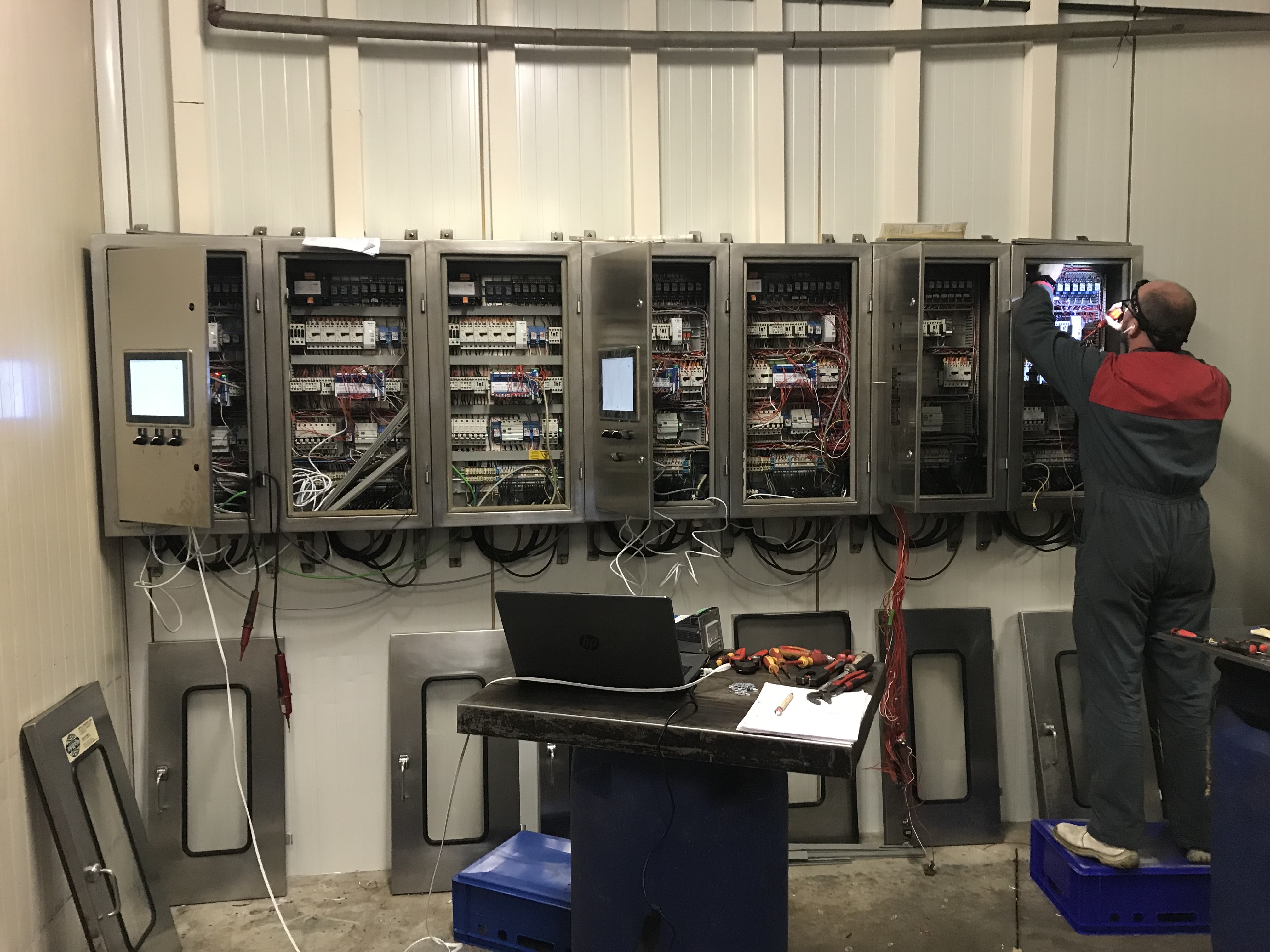 Reparatur einer Rauchanlage in einer Fleischerei