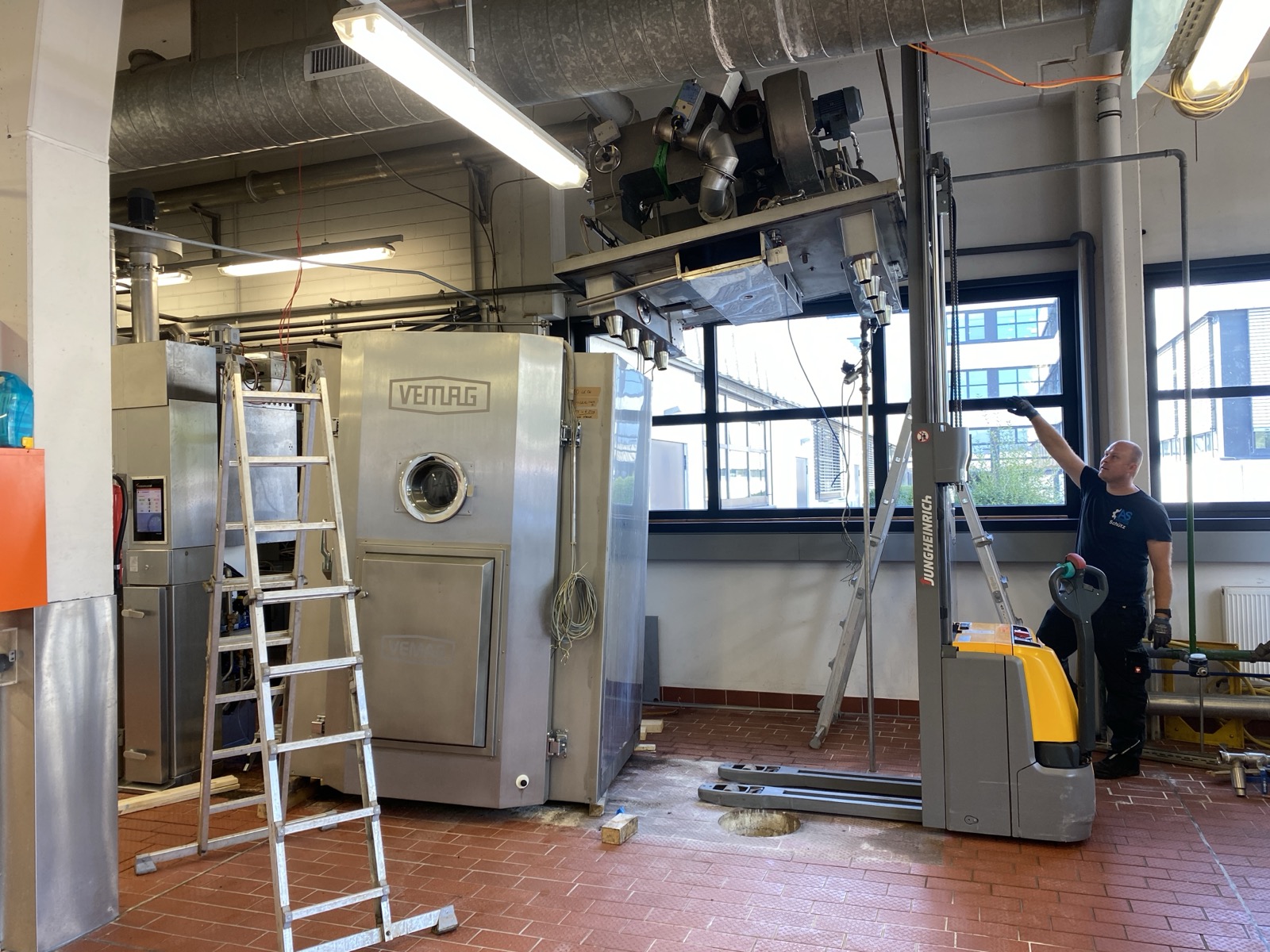 Anheben einer Räucheranlage mit elektrischer Ameise