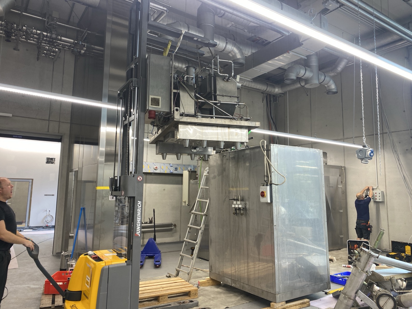 Wiederaufbau im Neubau mit elektrischer Ameise