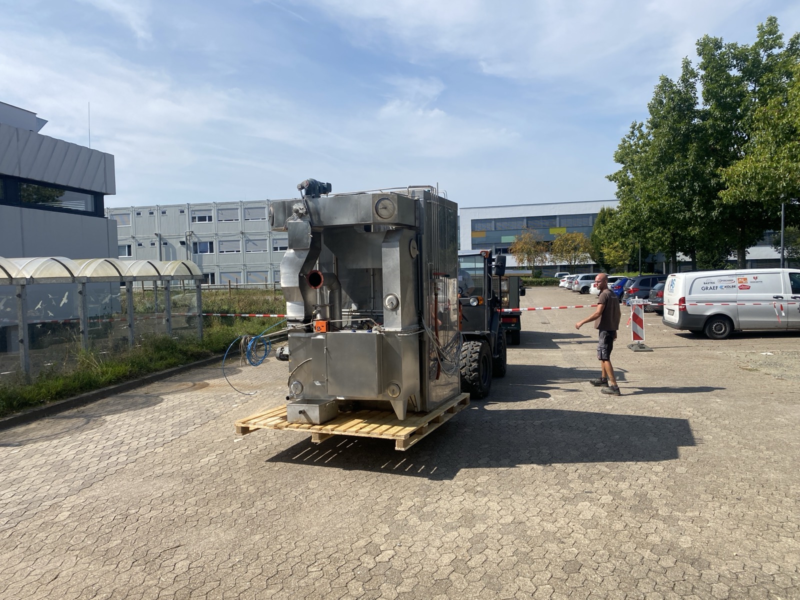 Räucheranlage auf Palette wird transportiert